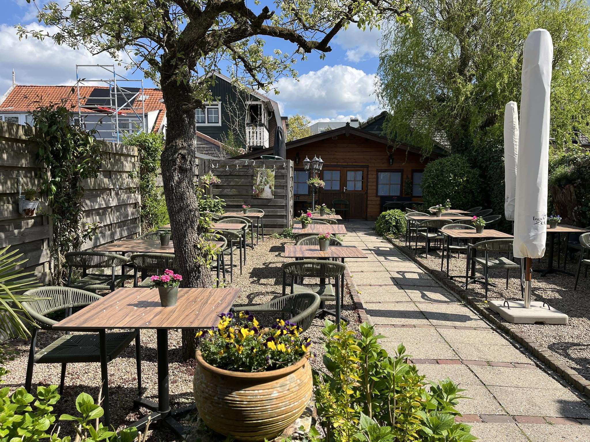Het groene tuinterras van Eetcafé De Nar